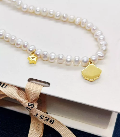 Collier de perles avec pendentif en coquillage