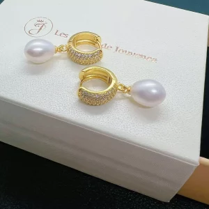 Boucles d’Oreilles Perles Blanches sur Créoles Dorées S925