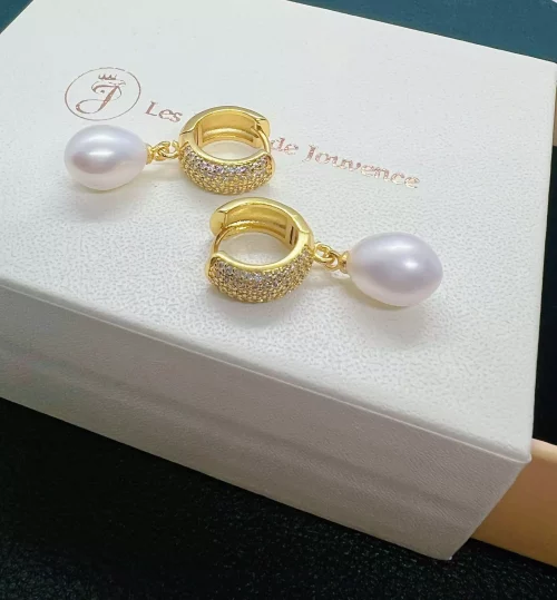 Boucles d’Oreilles Perles Blanches sur Créoles Dorées S925