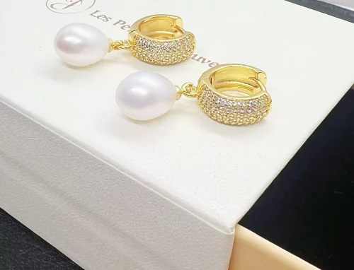 Boucles d’Oreilles Perles Blanches sur Créoles Dorées S925