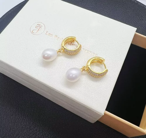 Boucles d’Oreilles Perles Blanches sur Créoles Dorées S925