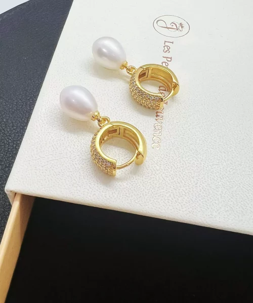 Boucles d’Oreilles Perles Blanches sur Créoles Dorées S925