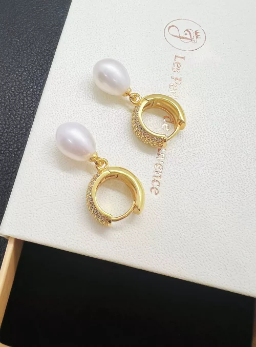 Boucles d’Oreilles Perles Blanches sur Créoles Dorées S925