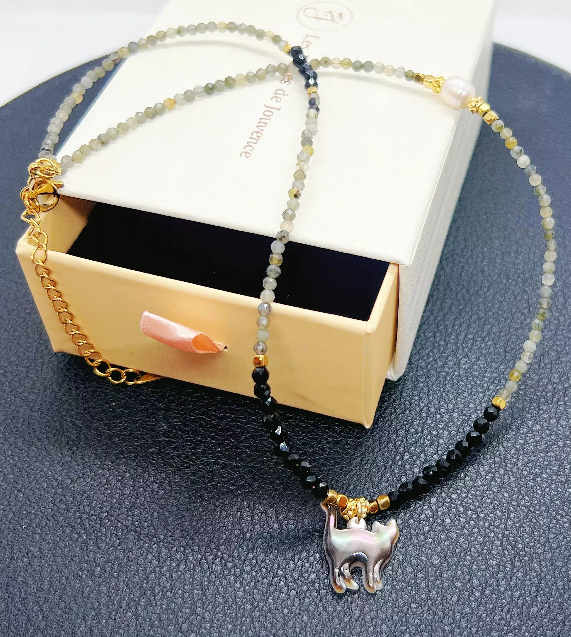Collier “Chat Lunaire” en Labradorite et Spinelle Noire