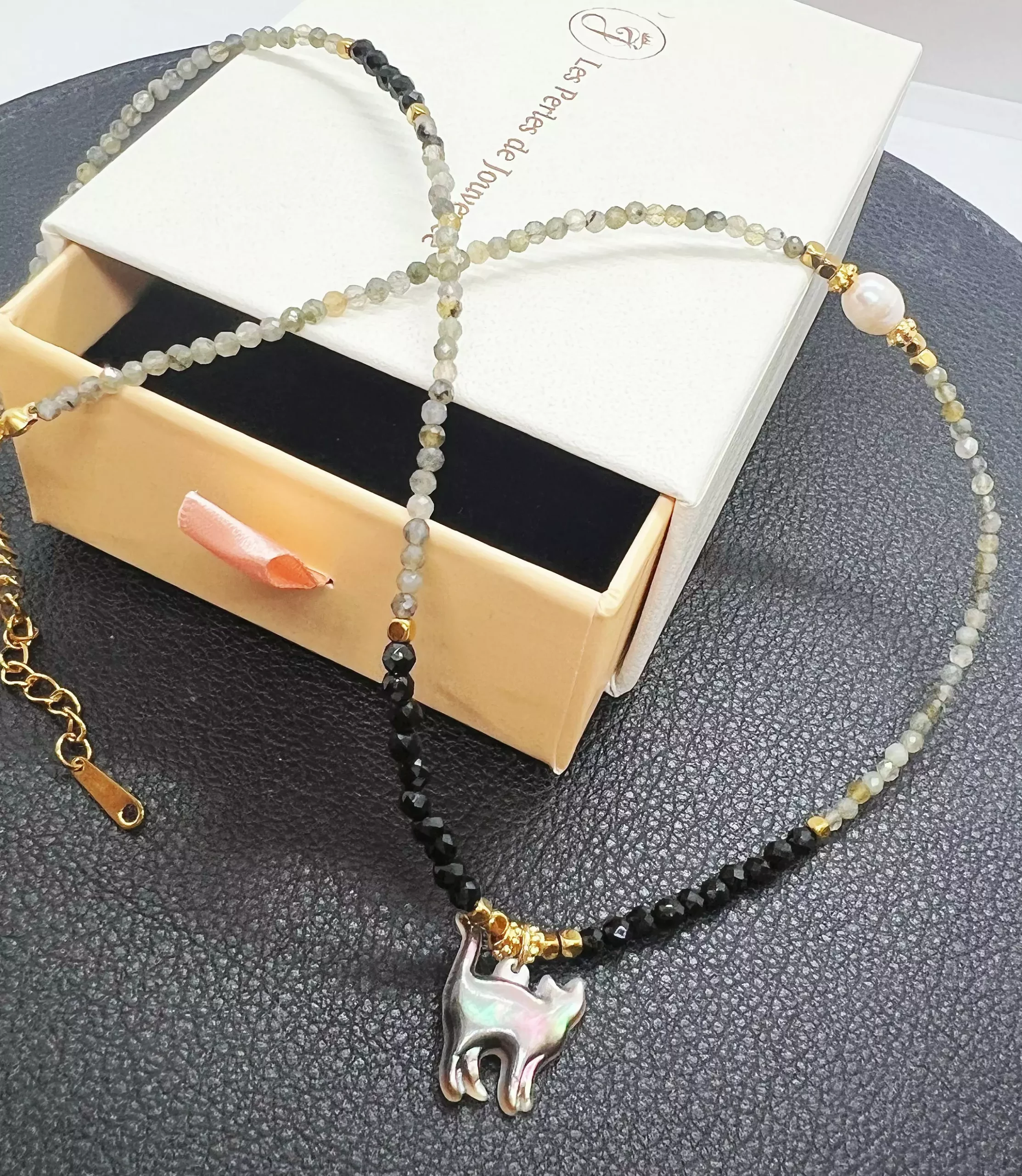 Collier “Chat Lunaire” en Labradorite et Spinelle Noire