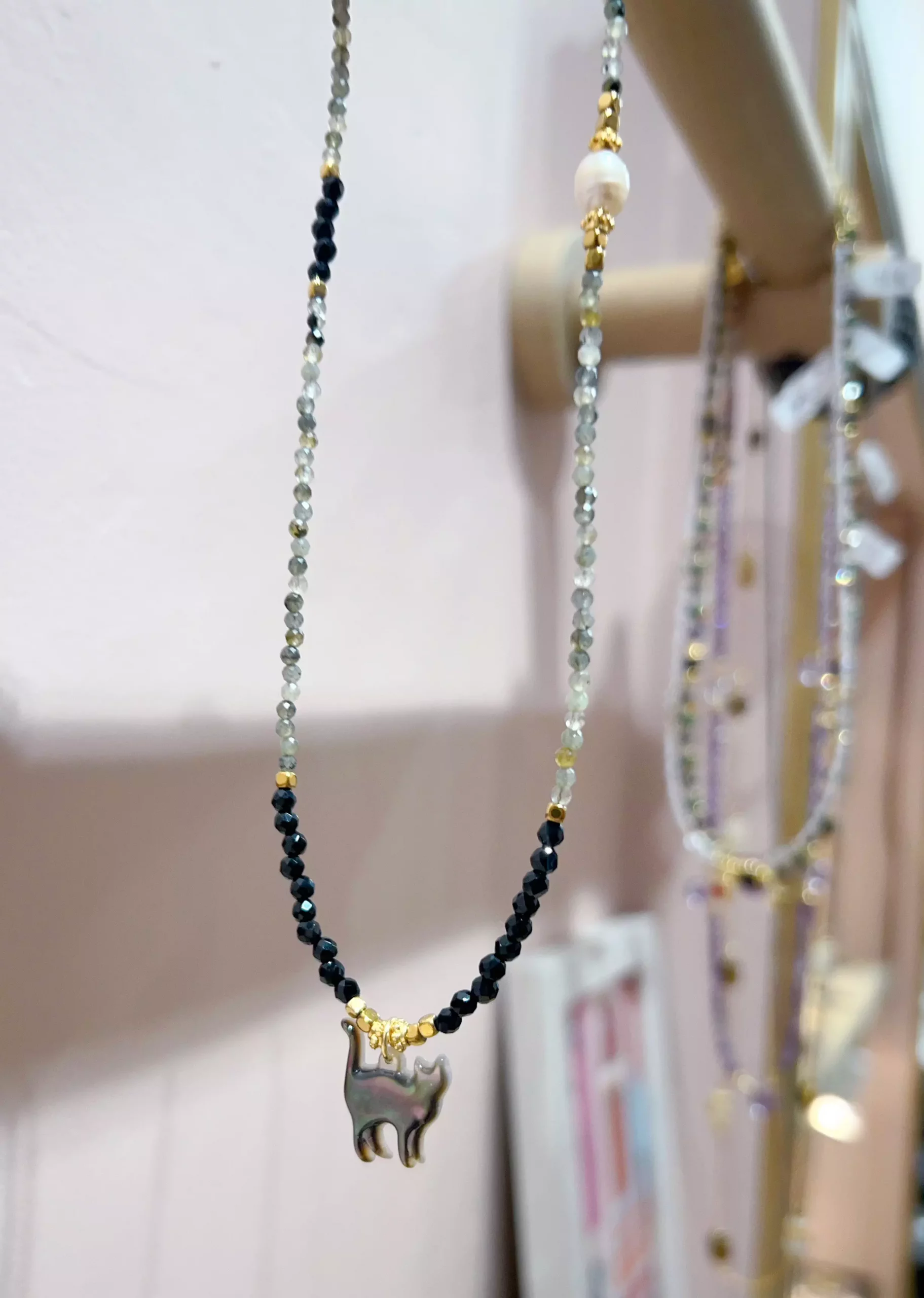 Collier “Chat Lunaire” en Labradorite et Spinelle Noire