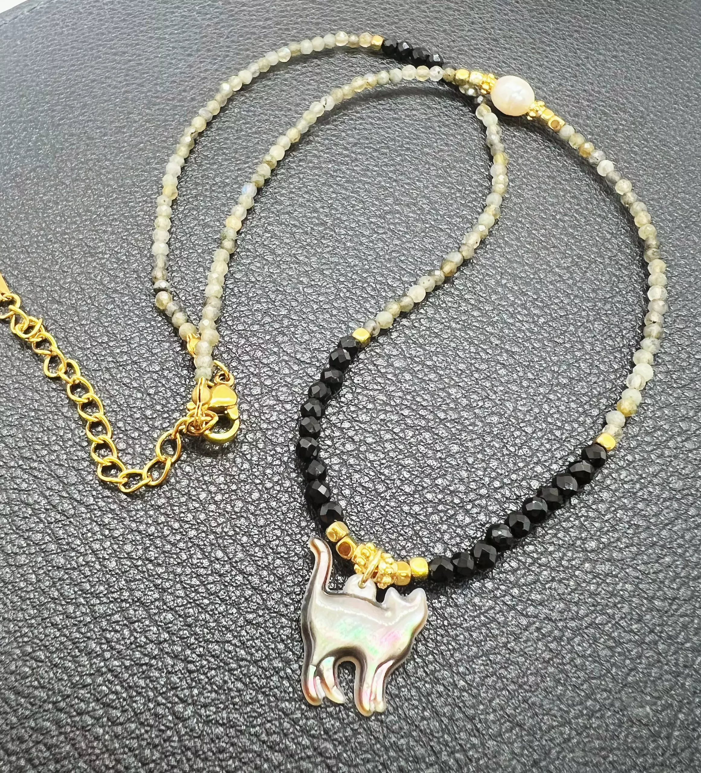 Collier “Chat Lunaire” en Labradorite et Spinelle Noire