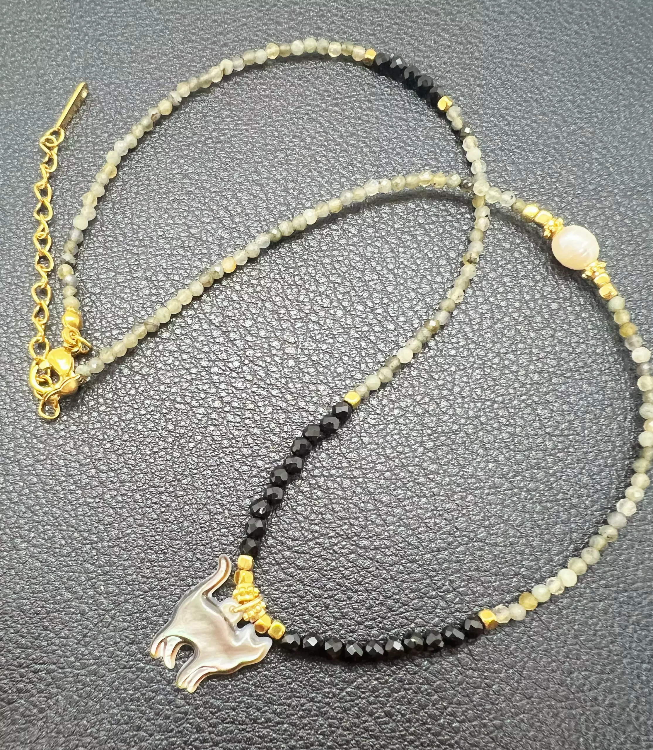 Collier “Chat Lunaire” en Labradorite et Spinelle Noire