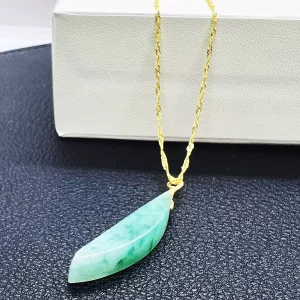 Pendentif croissant en jade