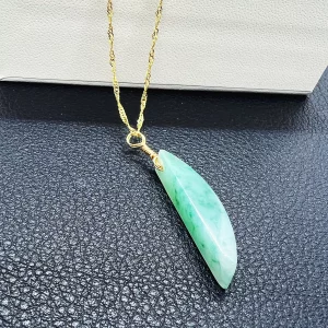 Pendentif croissant en jade