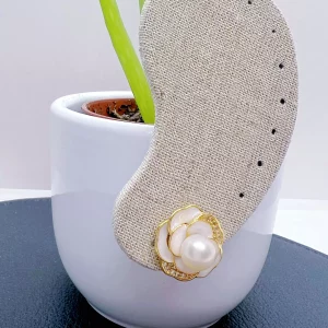 Puces d’oreilles Camélia de Neige