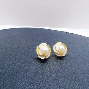 Puces d’oreilles Camélia de Neige