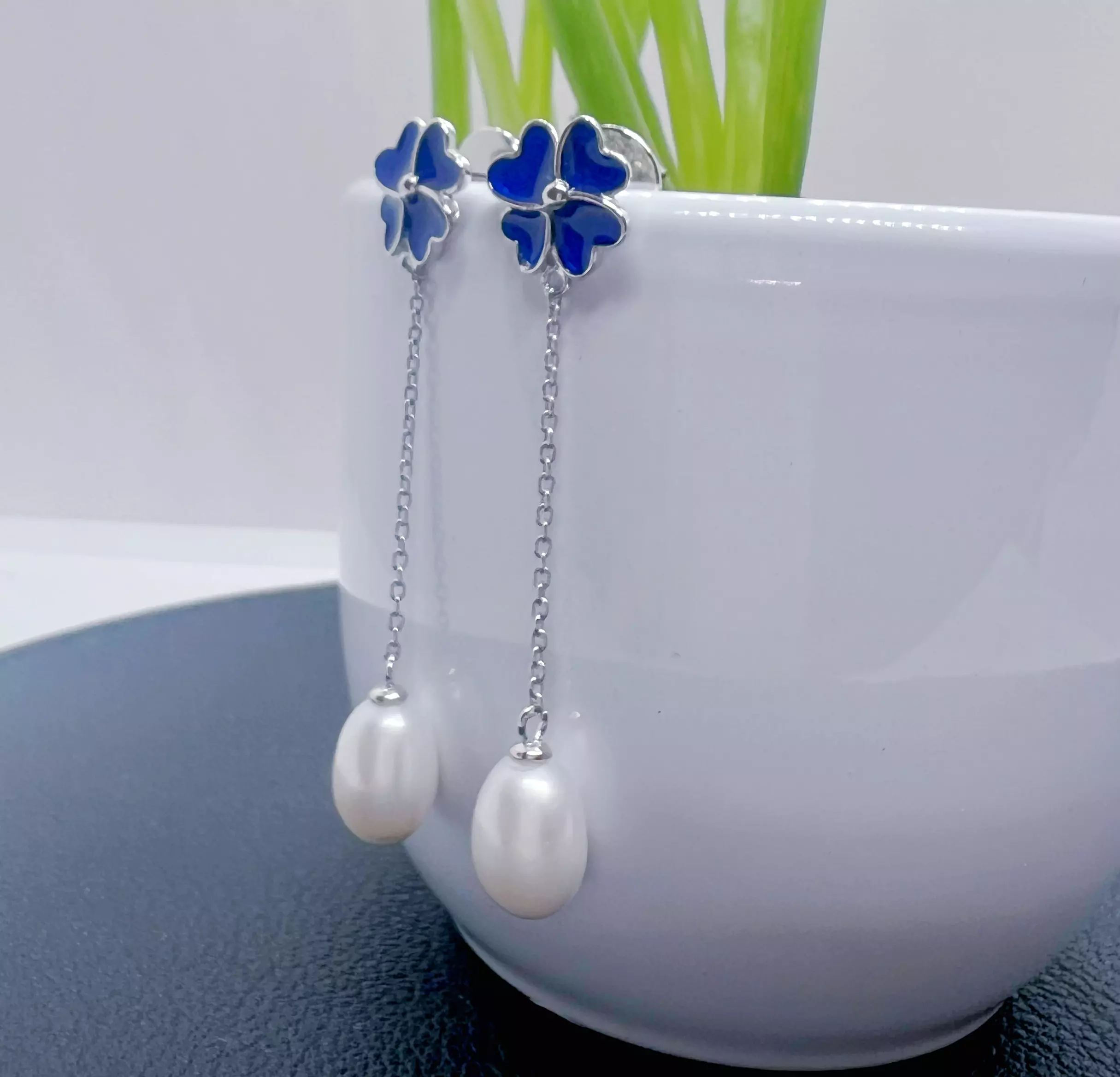 Boucles Trèfle Bleu & Perles Blanches