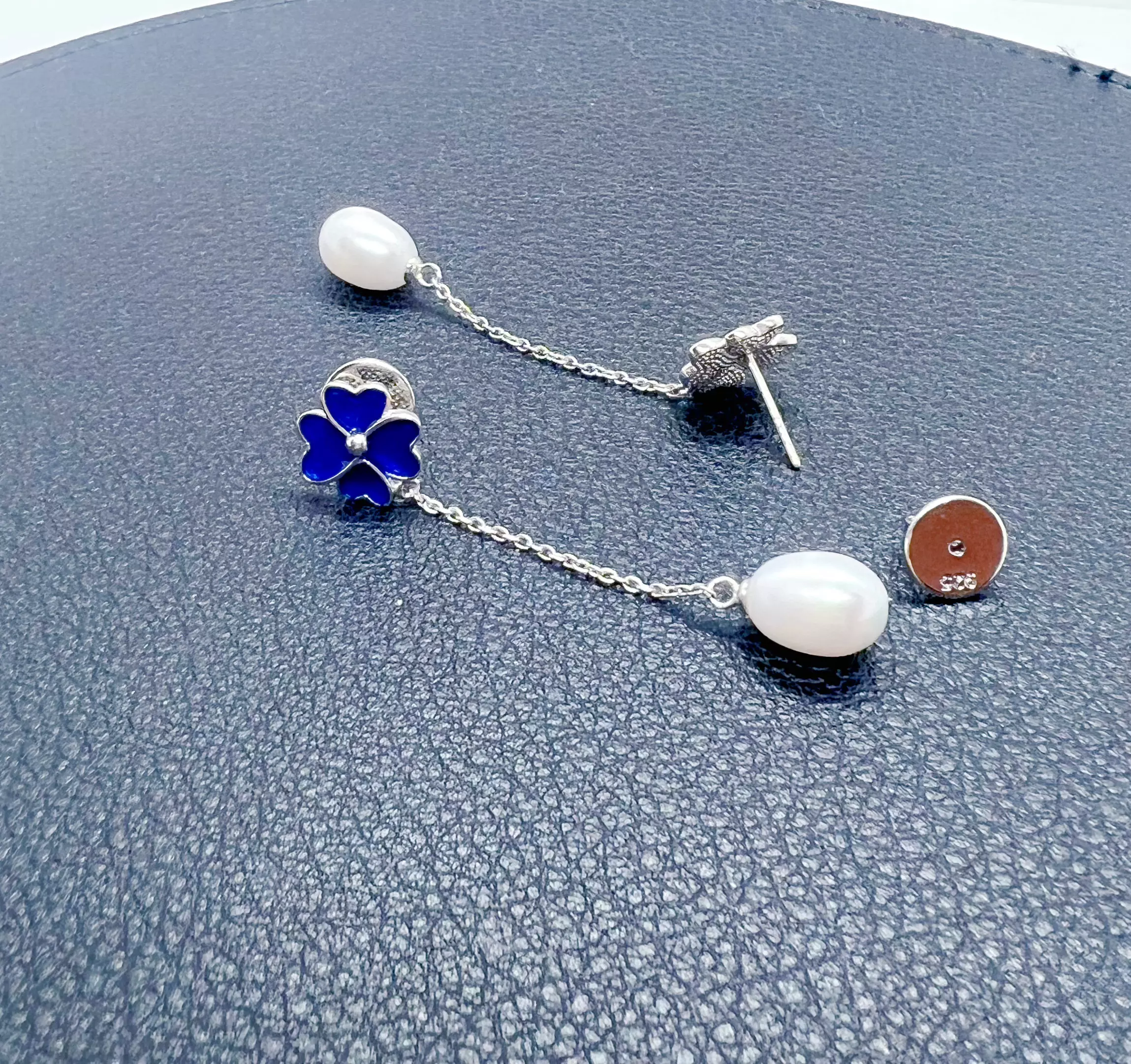 Boucles Trèfle Bleu & Perles Blanches