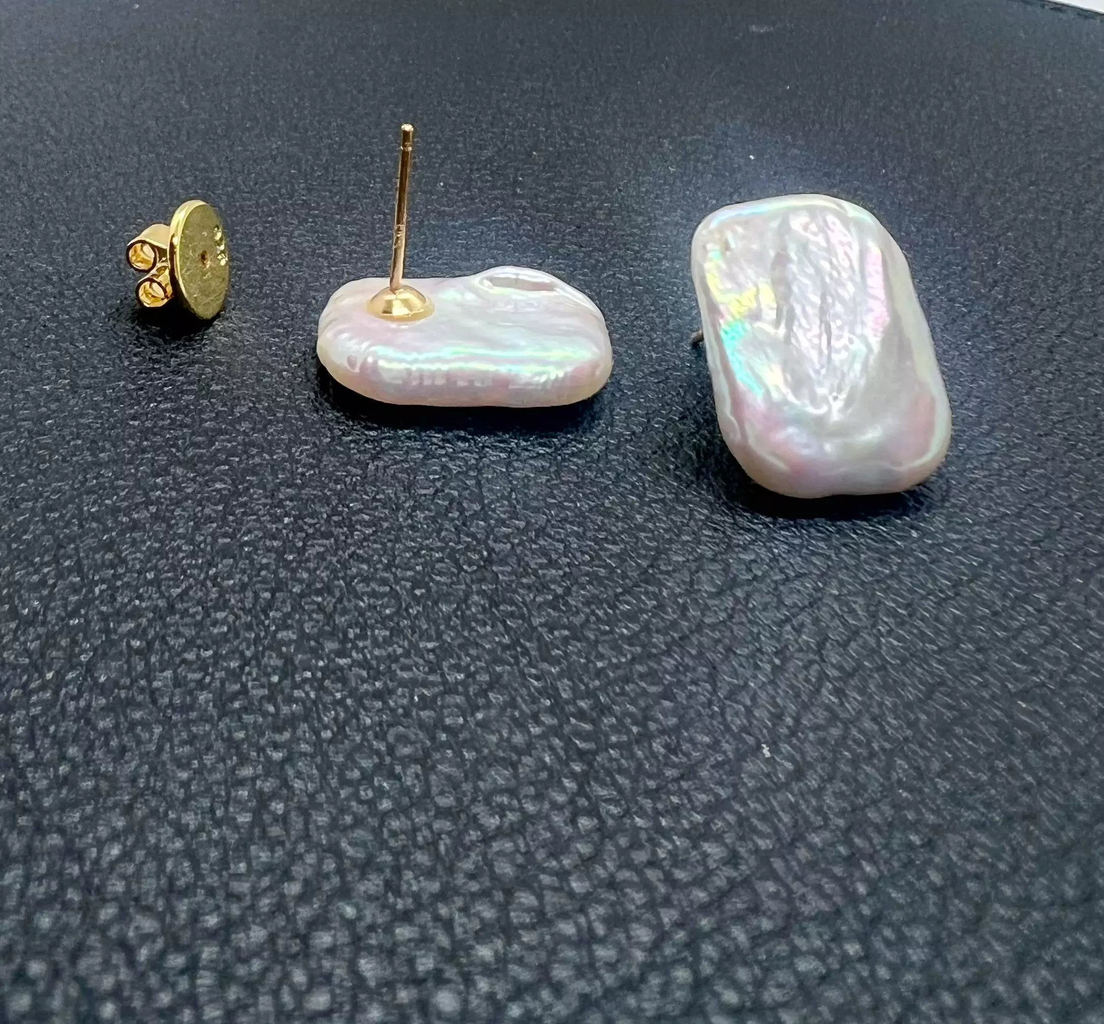 Boucles d’oreilles clous Perles Baroque Irisée