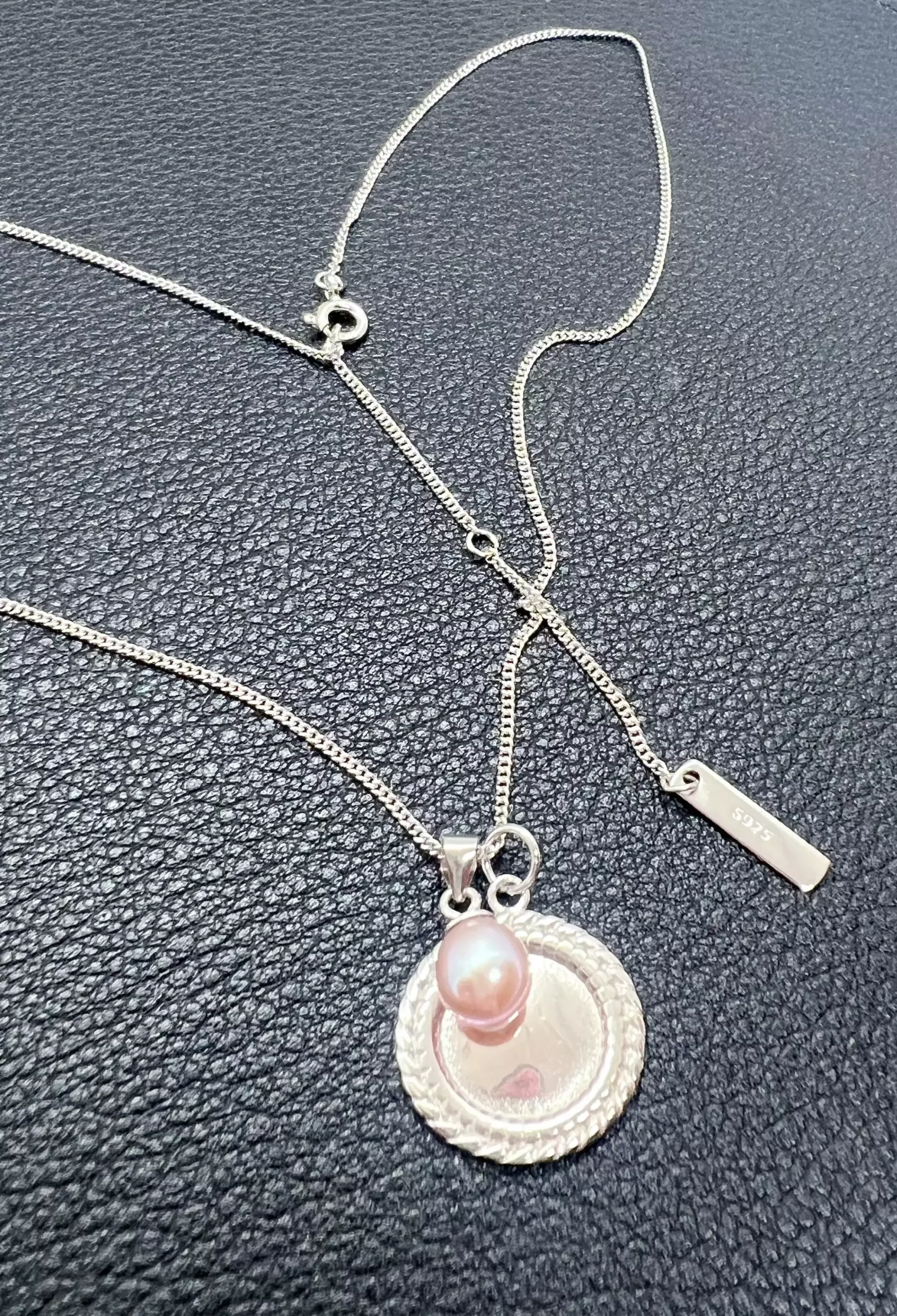 Collier Perle rose-lilas & Médaillon miroir