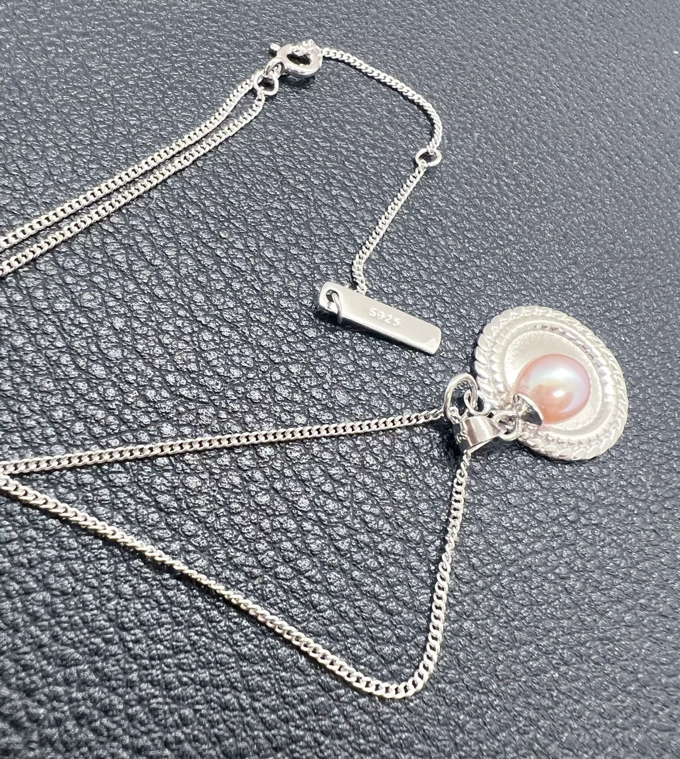 Collier Perle rose-lilas & Médaillon miroir