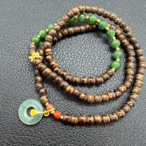 Bracelet Rivière de Jade – Trois Tours en Jade de Birmanie et Bois de Santal