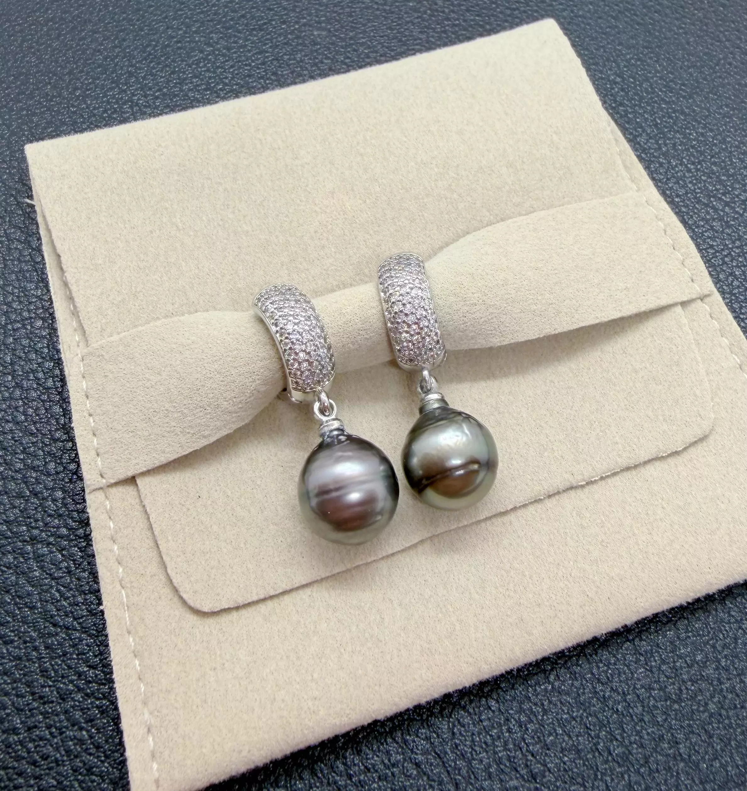Double Éclat – Boucles d’oreilles réversibles,perles de Tahiti 13–14 mm