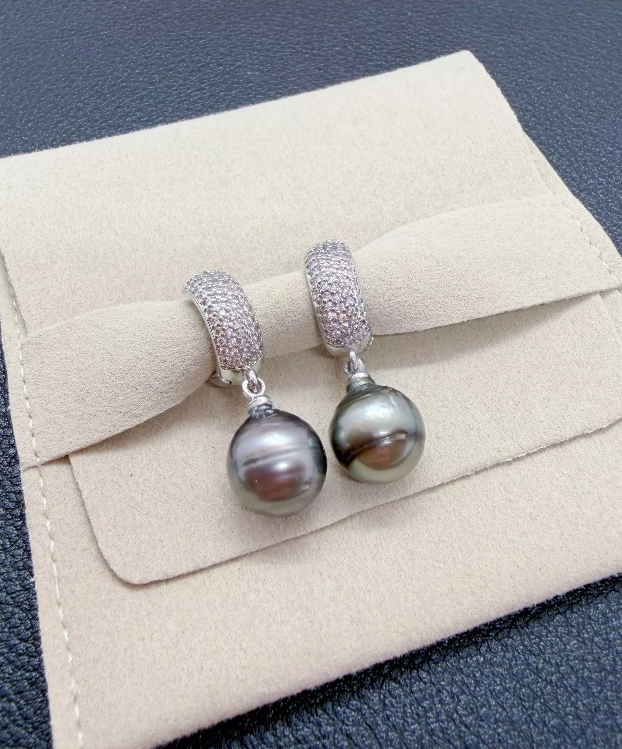 Double Éclat – Boucles d’oreilles réversibles,perles de Tahiti 13–14 mm