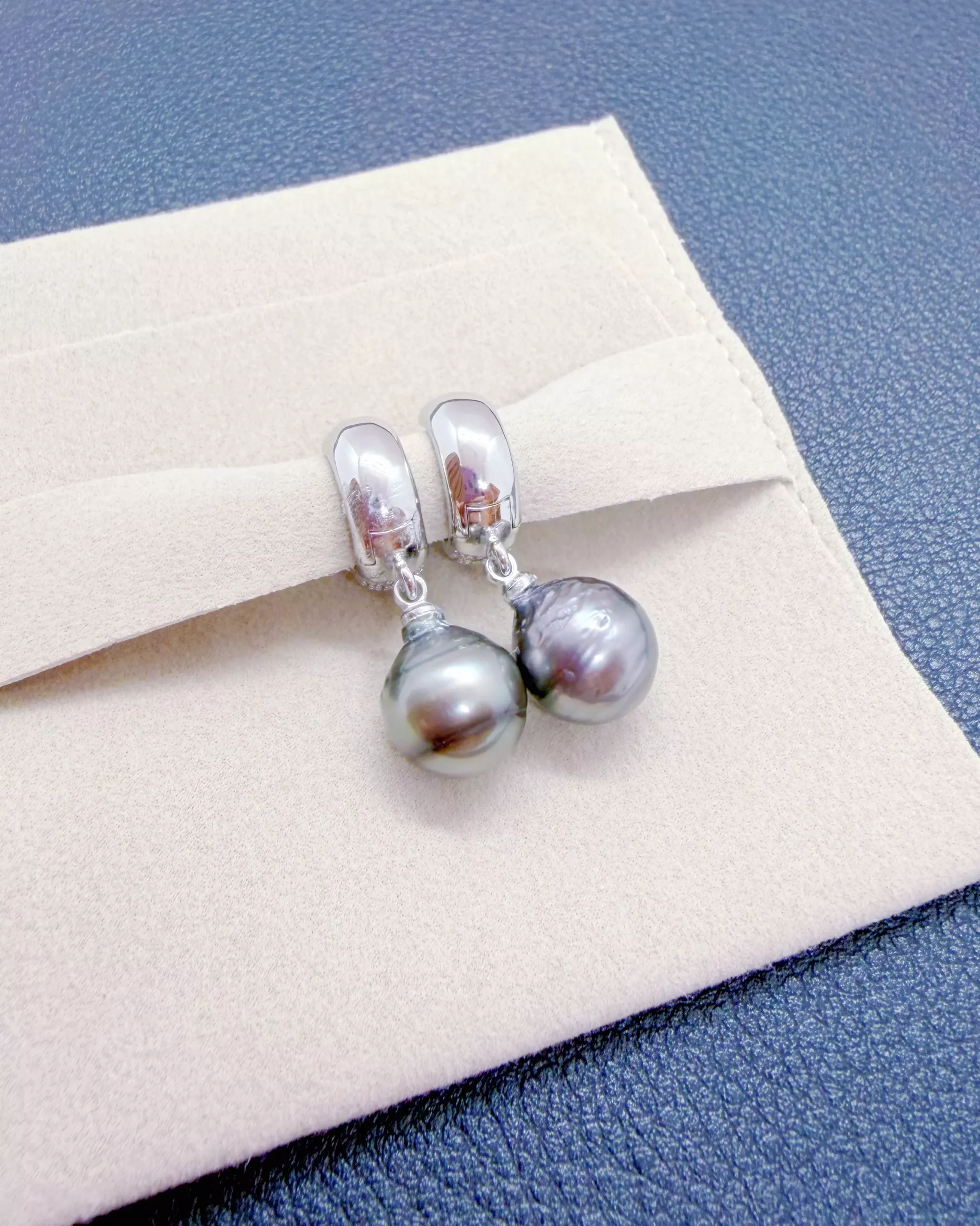 Double Éclat – Boucles d’oreilles réversibles,perles de Tahiti 13–14 mm